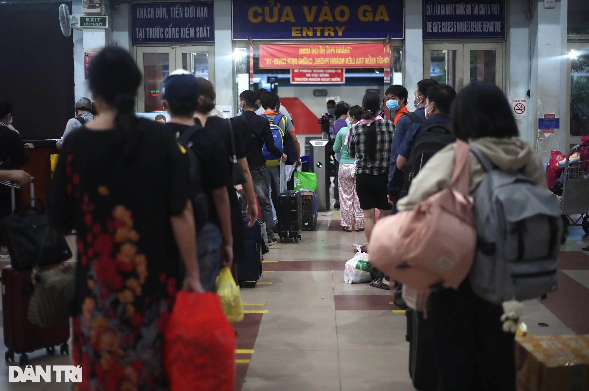 Chuyến tàu hỏa đầu tiên chạy trở lại, hành khách háo hức rời ga Sài Gòn - 2 Chuyến tàu hỏa đầu tiên chạy trở lại, hành khách háo hức rời ga Sài Gòn - 2