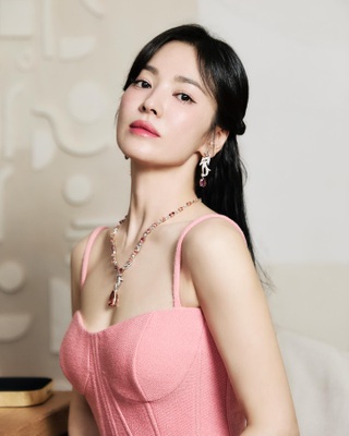 Song Hye Kyo diện váy cúp ngực gợi cảm, khoe nhan sắc không tuổi - 1