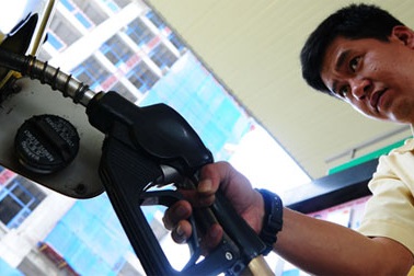 Sửa luật để giảm giá xăng dầu 