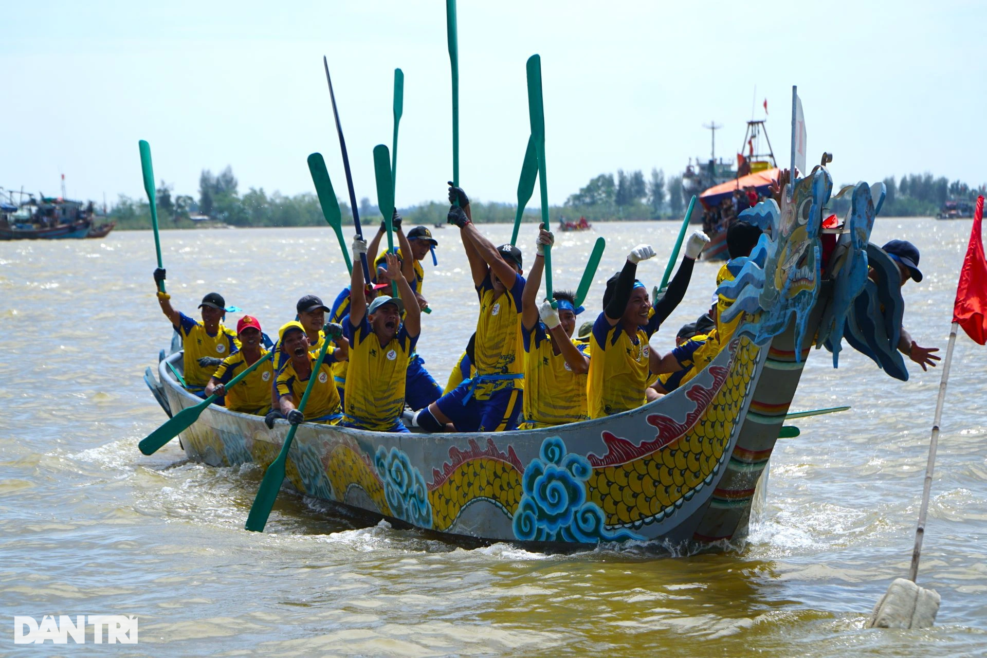 Hàng nghìn người đội nắng gõ xoong, chảo cổ vũ đua thuyền - 10 Hàng nghìn người đội nắng gõ xoong, chảo cổ vũ đua thuyền - 10