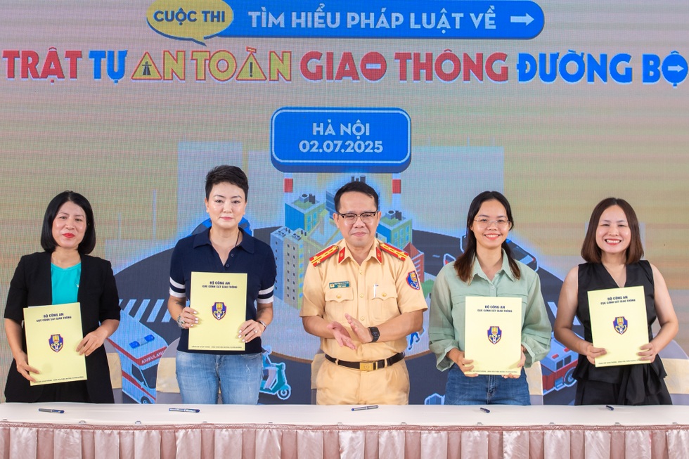 Trường học đồng hành xây dựng ý thức giao thông từ giảng đường - 2