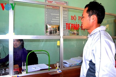 Xin miễn giảm học phí: “Ăn một bát cháo, chạy ba quãng đồng”