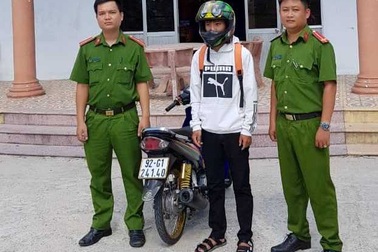 "Quái xế" 17 tuổi nằm trên yên xe máy phóng như bay