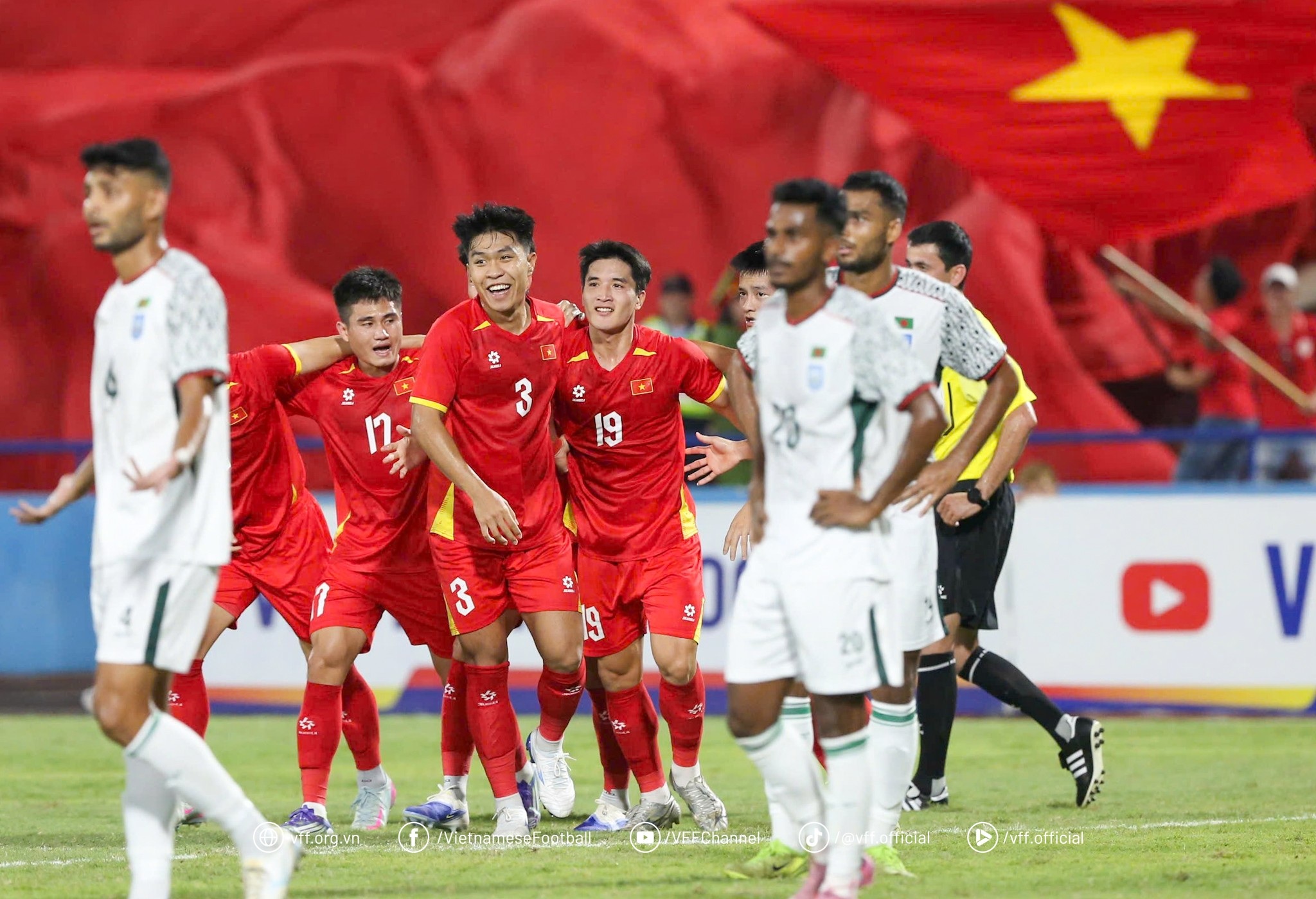 HLV Kim Sang Sik lo ngại một điều trước trận đấu với U23 Singapore - 2