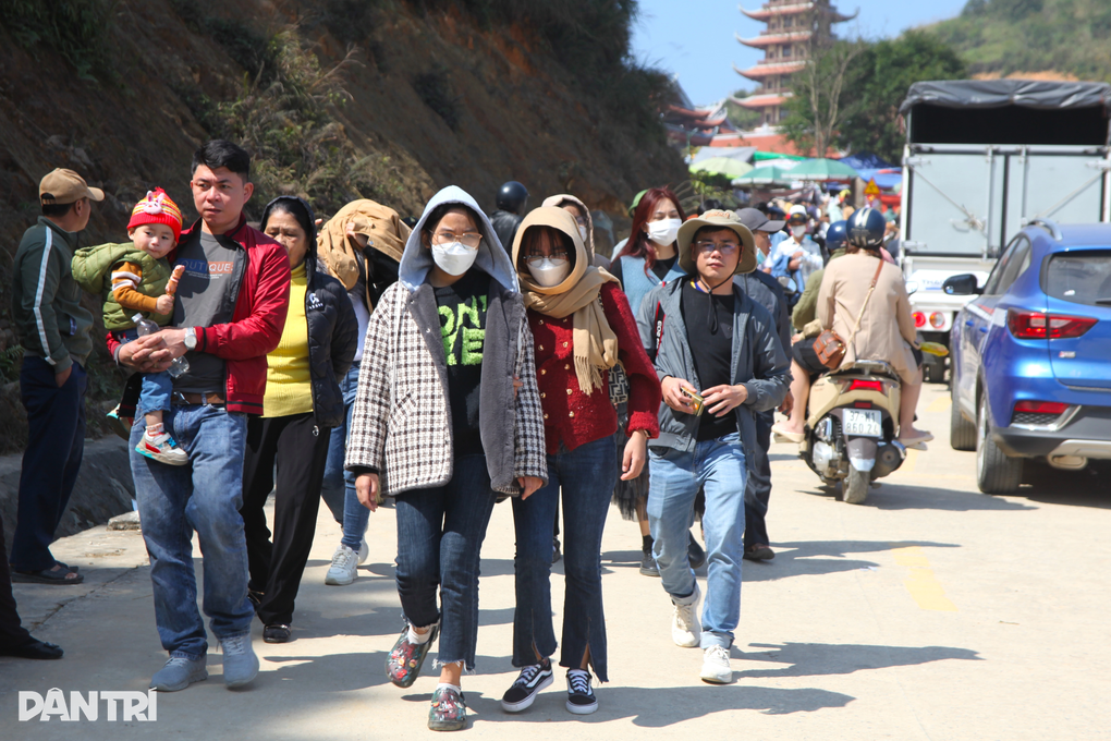 Hàng nghìn người chen chân lên chùa xin chữ, cầu bình an - 3 Hàng nghìn người chen chân lên chùa xin chữ, cầu bình an - 3