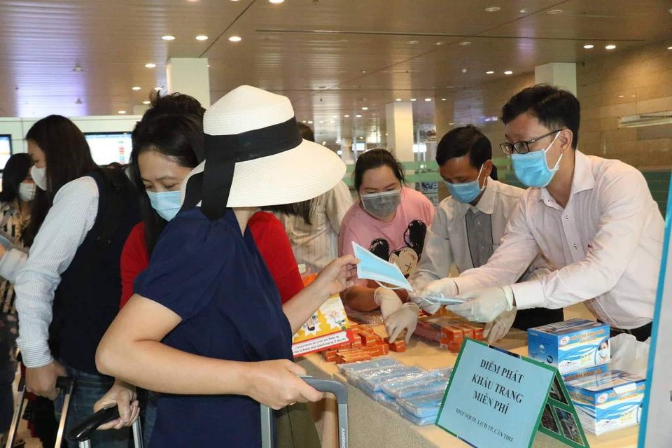 Du khách xuống Sân bay Quốc tế Cần Thơ được nhận khẩu trang - 7 Du khách xuống Sân bay Quốc tế Cần Thơ được nhận khẩu trang - 7