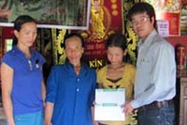 Hà Tĩnh: Hai anh em mồ côi nhận tiếp quà Nhân ái