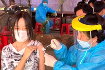 Dịch Covid-19 đang "nóng", phụ huynh tâm tư khi con trở lại trường