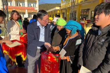 Ngàn suất quà Tết tặng nông dân khó khăn