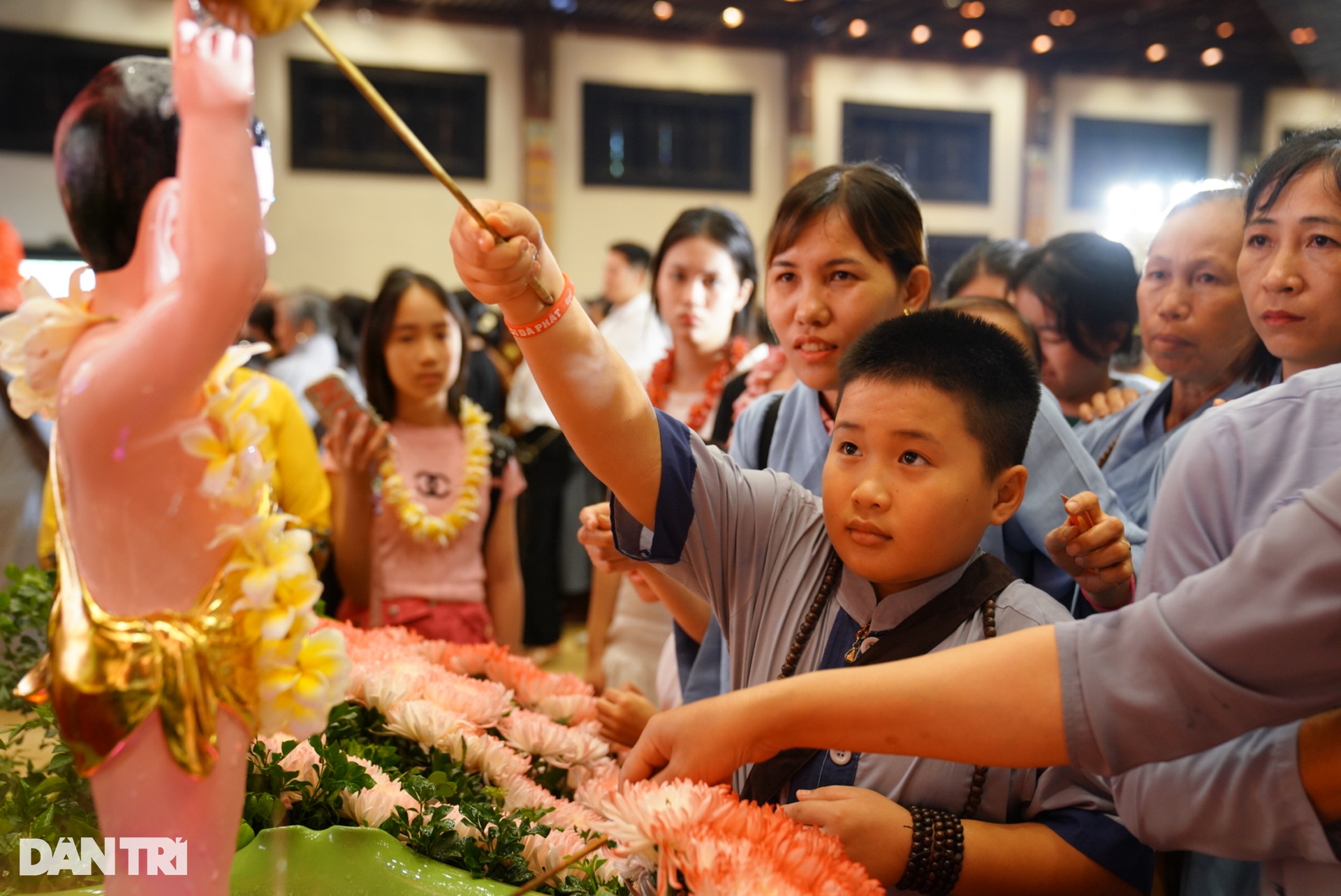 Nghi thức tắm Phật trong đại lễ Phật đản ở ngôi chùa lớn nhất Việt Nam - 8 Nghi thức tắm Phật trong đại lễ Phật đản ở ngôi chùa lớn nhất Việt Nam - 8