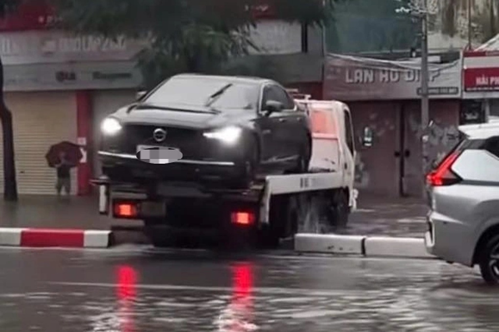 Phạt lái xe cứu hộ đi qua dải phân cách trong ngày Hà Nội mưa ngập - 1 Phạt lái xe cứu hộ đi qua dải phân cách trong ngày Hà Nội mưa ngập - 1