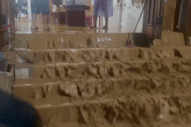 Lũ bùn tràn vào nhà như thác, công an leo rào gọi dân đi sơ tán