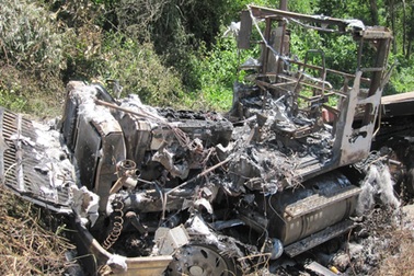 Xe container cháy rụi đầu khi đổ đèo