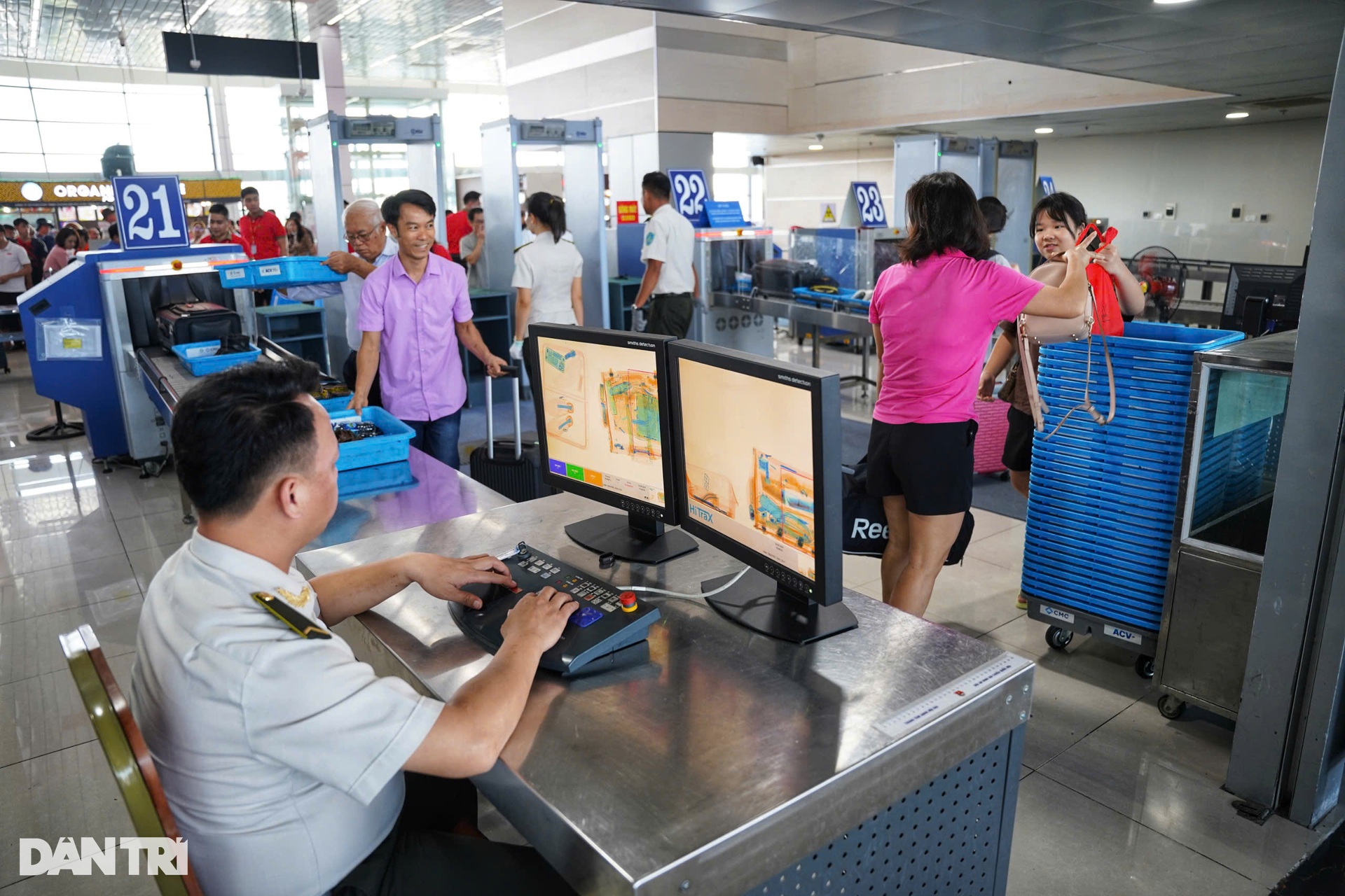 Dòng người đổ về sân bay Nội Bài trước nghỉ lễ - 7 Dòng người đổ về sân bay Nội Bài trước nghỉ lễ - 7