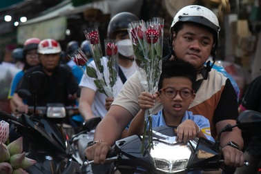 Chen chân tại chợ hoa lớn nhất TPHCM dịp Quốc tế Phụ nữ