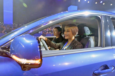 Khách mua VF 8: Yêu thiết kế và cảm giác lái, mong VinFast trau chuốt thêm