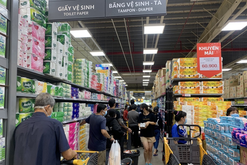 TPHCM: Trước giờ G thực hiện giãn cách, người dân chen chân mua sắm - 7 TPHCM: Trước giờ G thực hiện giãn cách, người dân chen chân mua sắm - 7