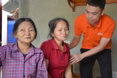 Em gái gác thanh xuân chăm chị tật nguyền được bạn đọc tiếp tục giúp đỡ