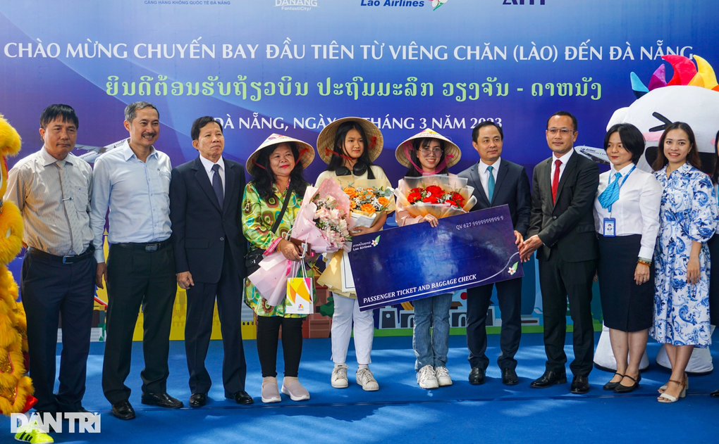 Đà Nẵng phun vòi rồng đón chuyến bay đến từ Viêng Chăn - 1 Đà Nẵng phun vòi rồng đón chuyến bay đến từ Viêng Chăn - 1