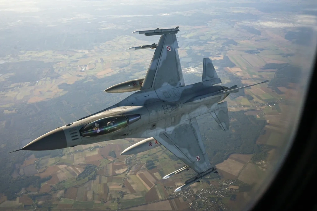 Các chiến đấu cơ F-16 đầu tiên đã đến Ukraine - 1 Các chiến đấu cơ F-16 đầu tiên đã đến Ukraine - 1
