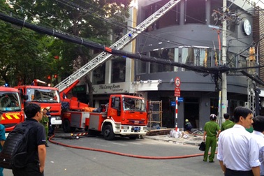 Cháy quán cà phê sắp khai trương, hàng chục người tháo chạy