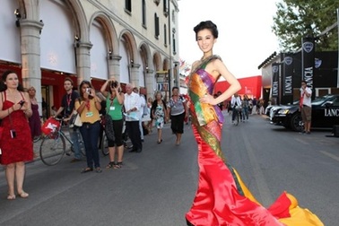 Huỳnh Thánh Y nổi bật với váy chống đụng hàng