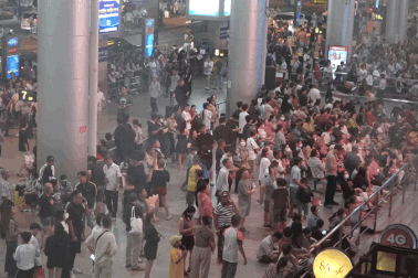 Sân bay Tân Sơn Nhất đông nghịt người dân đón Việt kiều về nước