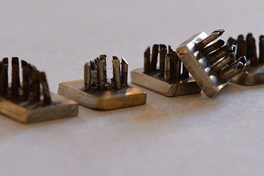 Rợn người trước triển lãm dụng cụ xăm số lên người tù nhân 