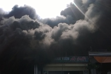 Gần 100 công an, bộ đội dập đám cháy cực lớn bên quốc lộ 1A