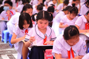 Học sinh Cần Thơ vẽ tranh tham gia cuộc thi mừng Đại hội Đoàn