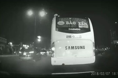 Rẽ trái không quan sát, người phụ nữ đi xe máy bị tông liên tiếp