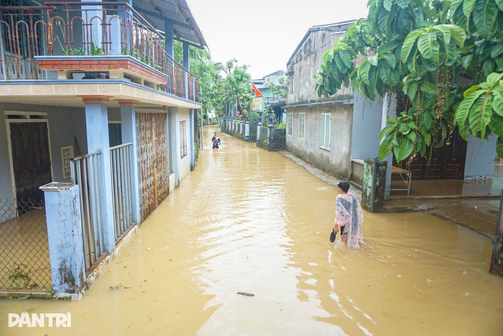 Người dân chới với vì lũ bất thường - 2 Người dân chới với vì lũ bất thường - 2