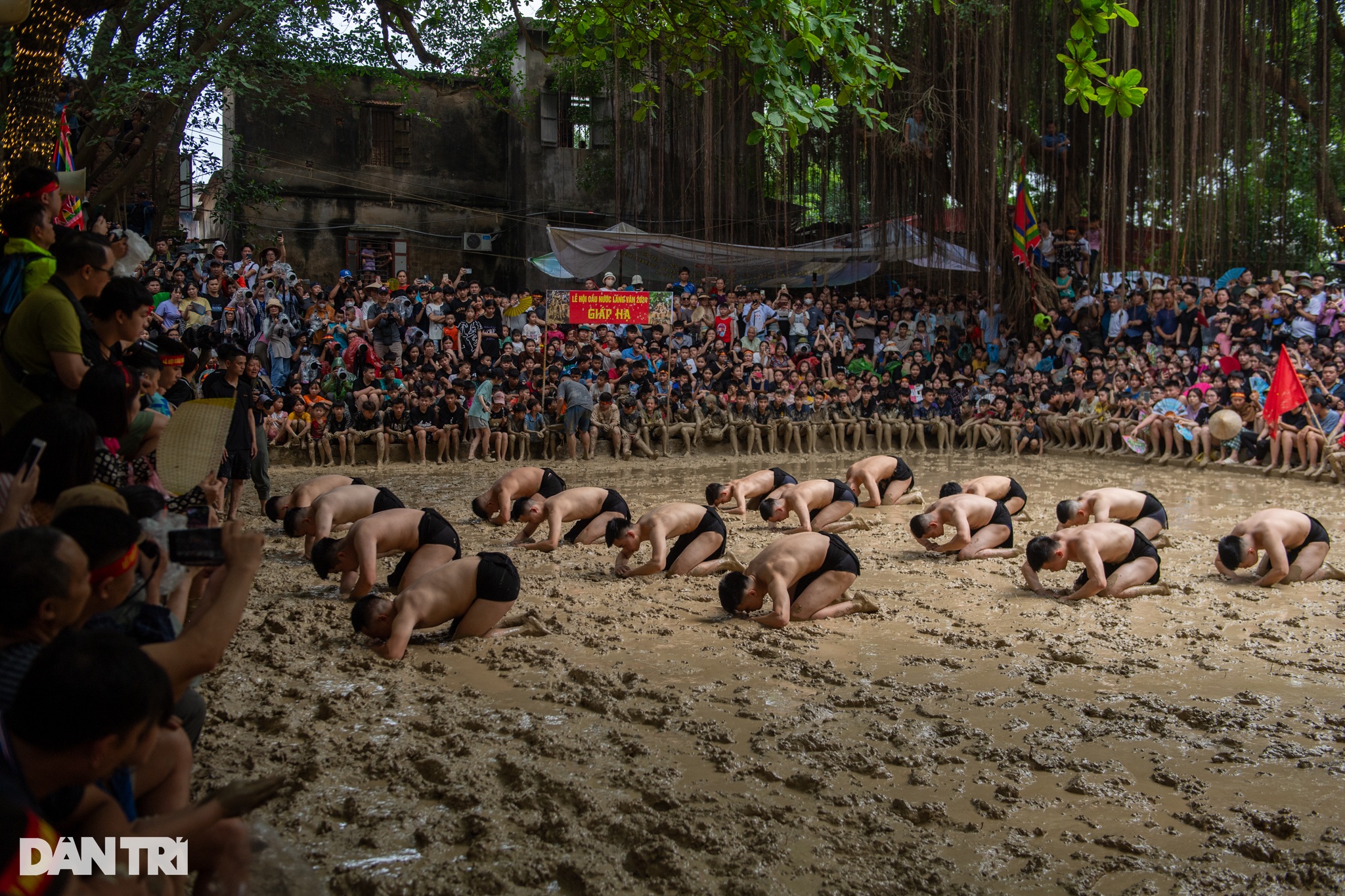 Hàng nghìn người lấm lem bùn đất hào hứng cổ vũ hội vật cầu ở Bắc Giang - 2