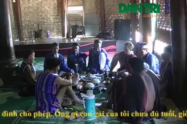 Video: Đồng bào Cơ Tu hát lý để bàn chuyện hôn sự của con cái (trích nguồn Youtube)