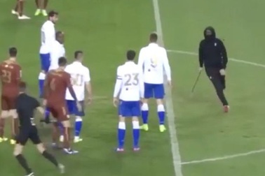 Holigan vác gậy sắt rượt đuổi trọng tài