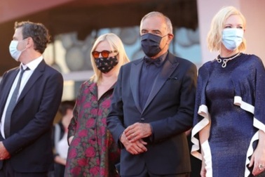 Cate Blanchett và giám khảo LHP Venice đeo khẩu trang lên thảm đỏ