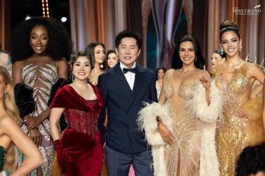 Ban tổ chức kêu gọi bỏ tiền bình chọn, lựa Á hậu ngay trên sóng trực tiếp