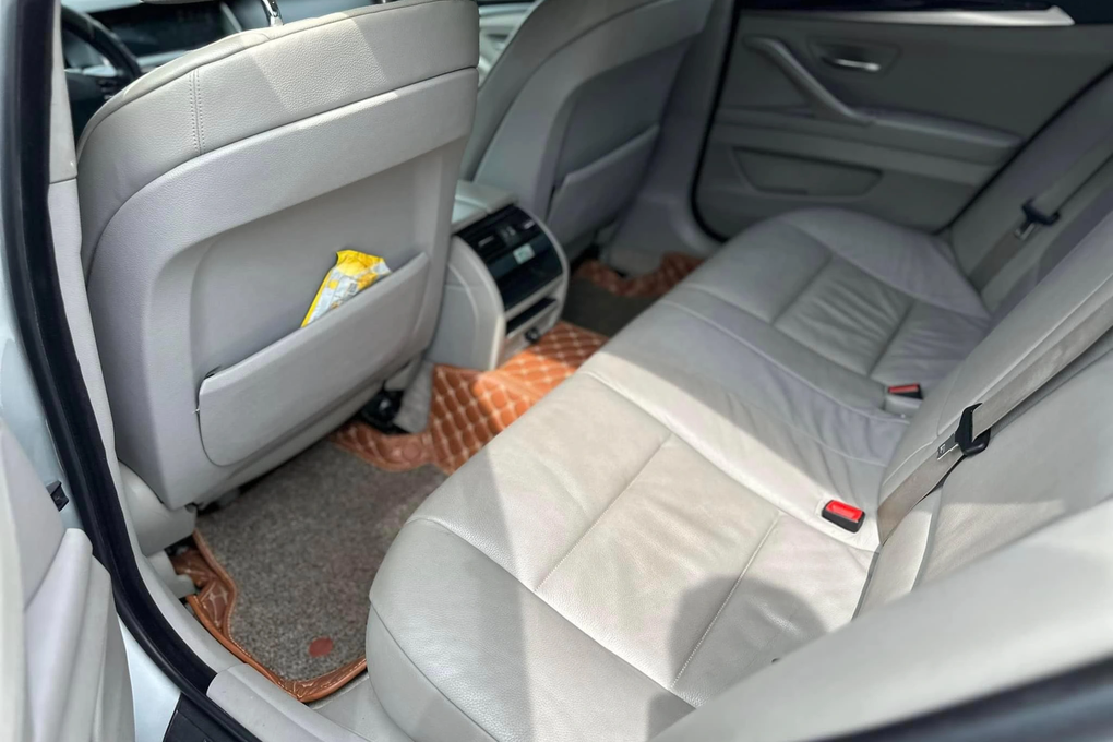 BMW 528i 2010 chạm đáy trên sàn xe cũ, giá chỉ ngang một chiếc Morning - 4 BMW 528i 2010 chạm đáy trên sàn xe cũ, giá chỉ ngang một chiếc Morning - 4