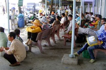 Hàng trăm hành khách mắc kẹt vì tàu ngưng hoạt động