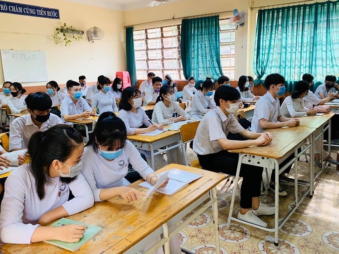 TP.HCM cho học sinh lớp 9 và 12 đi học trở lại - Ảnh 1.