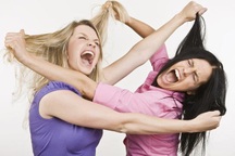 Phải làm gì khi bất ngờ trở thành nhân vật chính trong clip đánh ghen?