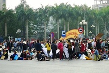 Vụ dân đòi đường ra biển: Hàng trăm người vẫn "cố thủ" giữa đường