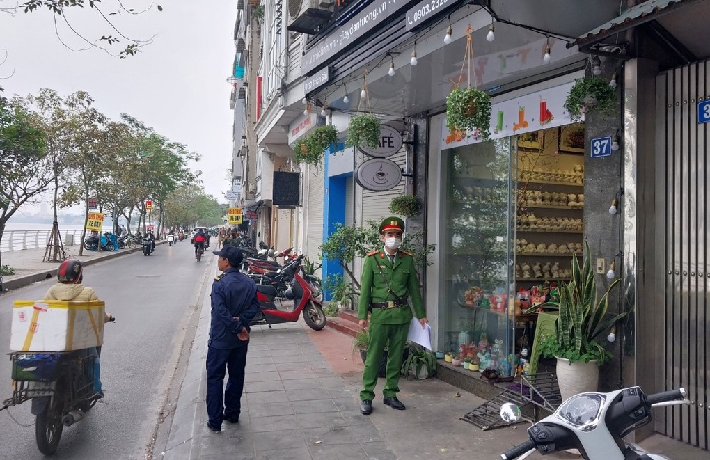 Hà Nội: Lập kênh nhận phản ánh về lấn chiếm vỉa hè, lòng đường - 2 Hà Nội: Lập kênh nhận phản ánh về lấn chiếm vỉa hè, lòng đường - 2