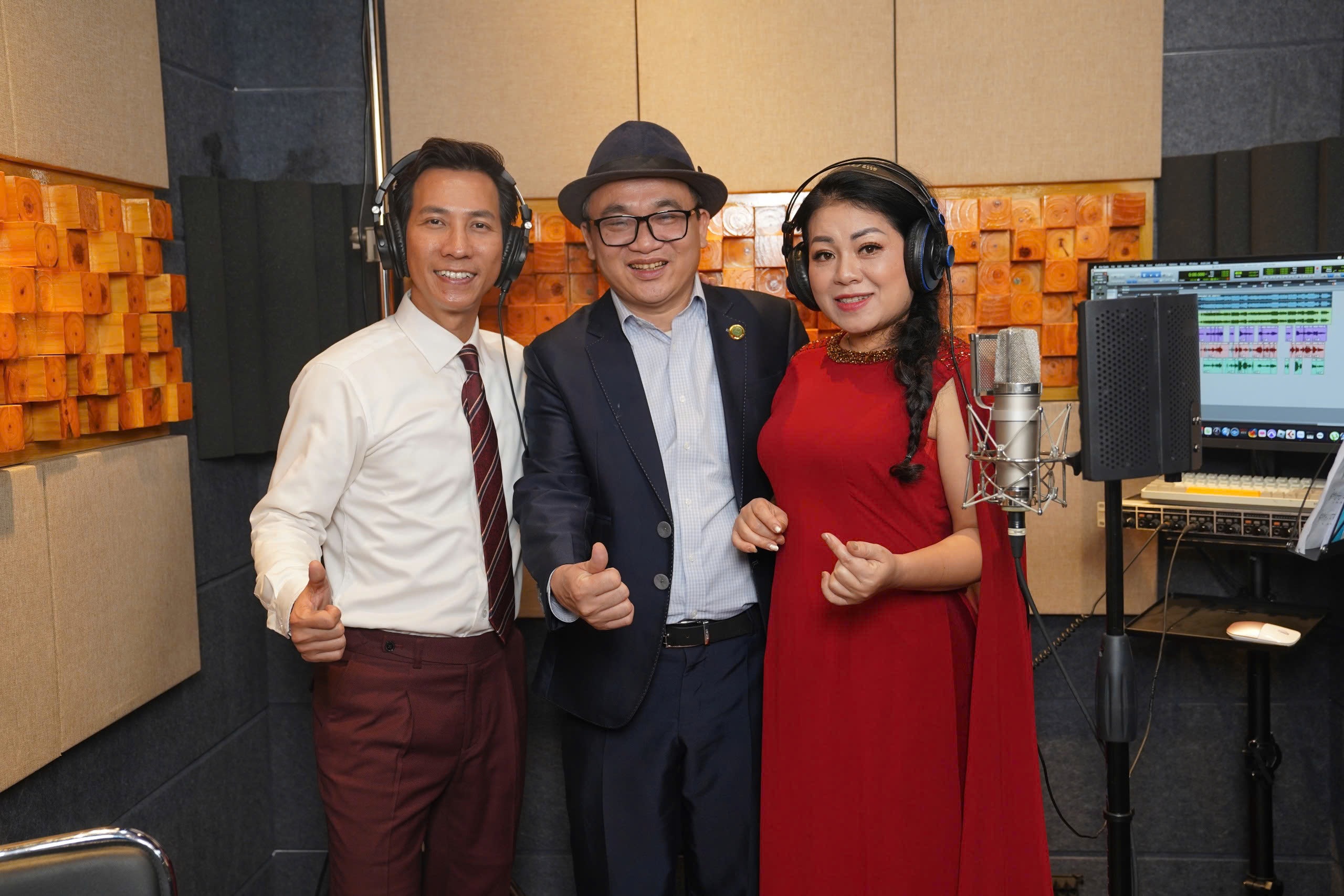 Anh Tho et Le Anh Dung ont ému le public avec la chanson Sea and Sky of Homeland - 1 Anh Thơ, Lê Anh Dũng gây xúc động với ca khúc Biển trời quê hương - 1