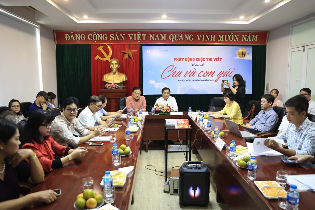 Cuộc thi viết Cha và con gái với giải thưởng 15 triệu đồng - 1 Cuộc thi viết Cha và con gái với giải thưởng 15 triệu đồng - 1