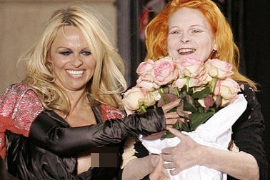 “Quả bom sex” lộ ngực trên sàn catwalk 