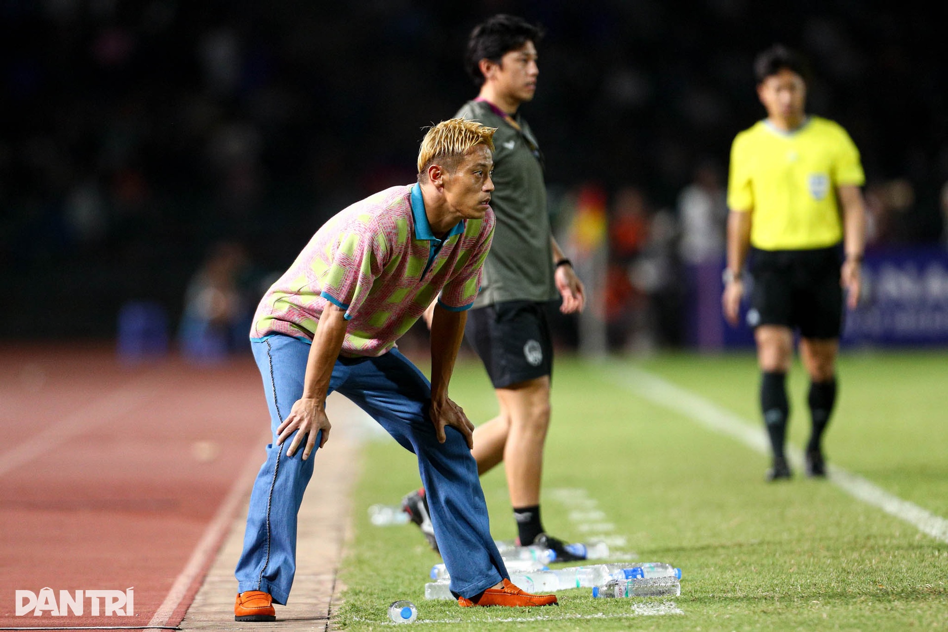Cái cúi đầu tiếc nuối của Keisuke Honda khi Campuchia bị cầm hòa phút cuối - 11 Cái cúi đầu tiếc nuối của Keisuke Honda khi Campuchia bị cầm hòa phút cuối - 11