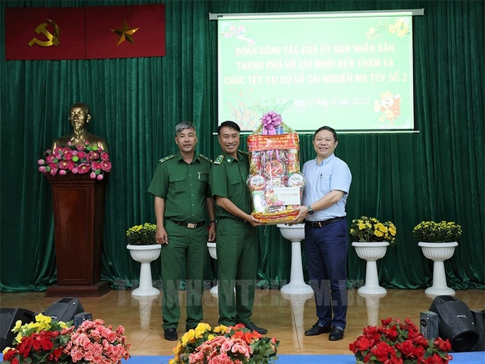 Phó Chủ tịch UBND TPHCM Dương Anh Đức tặng quà Tết cho cán bộ, học viên Cơ sở cai nghiện ma túy số 2.