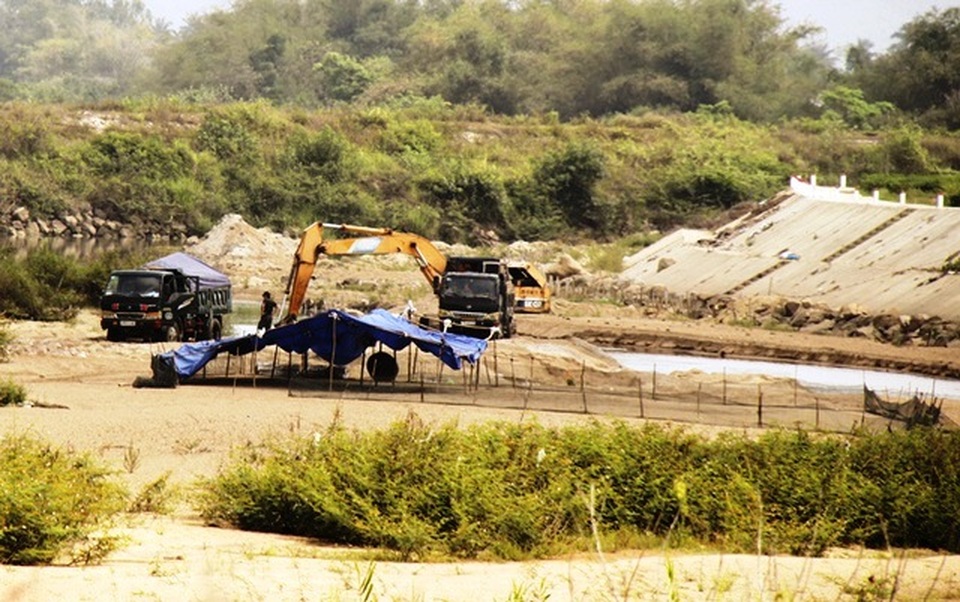 Dân ngày đêm lo sợ, Chủ tịch Bình Định yêu cầu chấn chỉnh khai thác cát - 1 Dân ngày đêm lo sợ, Chủ tịch Bình Định yêu cầu chấn chỉnh khai thác cát - 1