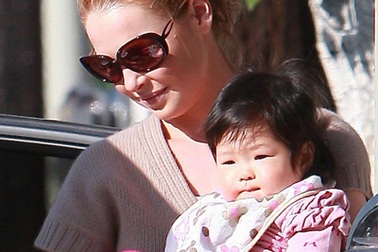 Katherine Heigl ra dáng mẹ đảm